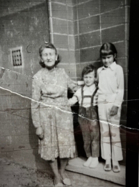 Pamětník s babičkou a sestrou, 70. léta