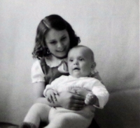 malá slečna marcela s bratříčkem