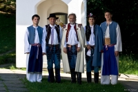 Provodovští muži v rekonstruovaných krojích Luhačovského zálesí. Jan Slovák uprostřed, vpravo syn Jan, 2011, Malenisko