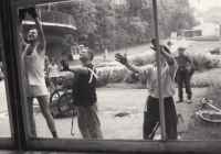 Zasklívání pavilonu, manžel Elišky Melounové v černém tričku