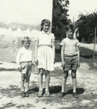 Sourozenci Ester, Joel a Pavel Rumlovi, Opatov 1960