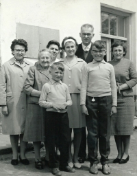 Širší rodina, zleva: sestra matky Anna Hormandlová, matčina matka Marie Smetánková a otcova sestra Jarmila Rumlová, Opatov 1963