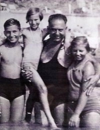 Peter Briess (vlevo) se sestřenicemi Evou a Anitou Graetzer a otcem Hansem Briessem, 1944