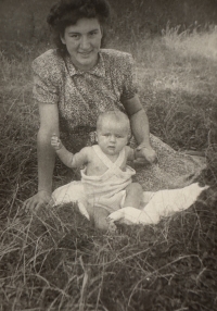 Ivanka s maminkou, 1947