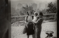 Střešovice, maminka a Ivanka v náručí babičky, 1948