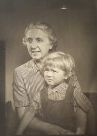 Ivanka s babičkou Fišerovou, 1950