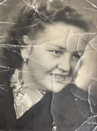 Vlasta Pavlíková v letech, kdy byl otec zavřený. Fotografii věnovala otci, nosil ji celou dobu v kapse a proto je poničená. Pro Vlastu Pavlíkovou je vzácná