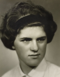 Ivanka Fišerová, maturitní foto, 1965