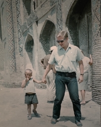 Václav Havel, Samarkand v roce 1967 (snímek z Betacamu, zřejmě přepis z televizního archivu), fotka je z roku 2003, viz zadní strana 