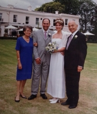 Peter Briess (vpravo), svatba syna Davida Briesse s Tanyou Rice, druhá žena Petera Briesse Helen Lowe na snímku vlevo, 2000