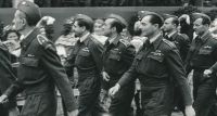 Pochod letců RAF Prahou, srpen 1945. Zleva Václav Bergman, František Fajtl, Josef Jaške, Josef Šejbl, Václav Hájek, Emil Bušina. Fotografii pořídil Ladislav Sitenský