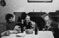 Ludmila Janků s babičkou, sestrou a dcerami v 50. letech