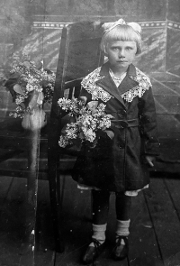 Ludmila Janků v roce 1936 na Volyni na Ukrajině