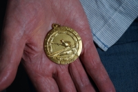 Detail zlaté medaile ze světového šampionátu