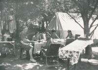 Milada Fiedlerová (vravo) na rodinné dovolené, 60. léta 20. století