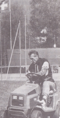 Jan Berger během úpravy trávníku se svým traktůrkem Zoro ve švýcarském Schlierenu, 90. léta