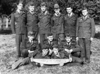 František Jiříček stojící druhý zleva během vojenské služby v roce 1954 v Litoměřicích