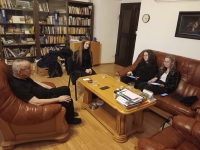 Tým Gymnázia Vlašim během natáčení rozhovoru s Jáchymem Jaroslavem Šimkem