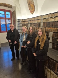 Tým Gymnázia Vlašim s Jáchymem Jaroslavem Šimkem po natáčení