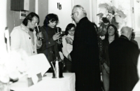 Velké Meziříčí 1980, Svatopluk Karásek, Miroslav Erdinger. Vlasta Erdingerová Václav Hurt, zády synodní senior Václav Kejř