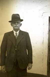 Děda Matěj Havránek ze sousedních Vrchotových Janovic, nedatováno