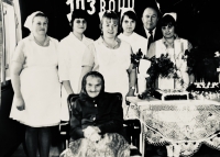 Řádové sestry z domova důchodců s jubilantkou 