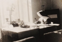 Sestra Edith, účetní a správcová domova 