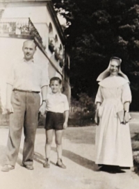 "Matinka", sestra Eliška Šrubařová (vpravo) s panem Kalinou a jeho synem 