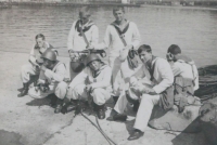 Tadeusz Wilk u námořnictva, v popředí