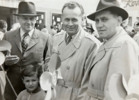 Uprostřed tatínek František a malý Jan (1955)