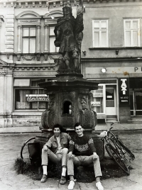S kamarádem Milanem Krupičkou (vlevo) na náměstí v Gottwaldově, 1968