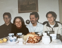 Rodina Škrabánkova. Alberndorf, 1985. Zleva: Pavel, Lenka, Jan, Alena