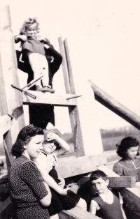 Ludmila Müllerová (nahoře) se sourozenci v na bohdalecké barikádě, květen 1945 