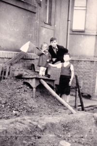 Ludmila Müllerová (s vlaječkou) se sourozenci v květnu 1945