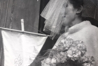 Nevěsta Ludmila Müllerová se skautskou lilií, 1971