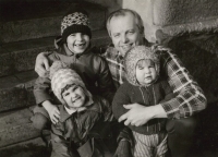 Alfred Milan Satke se svými dětmi, rok 1980