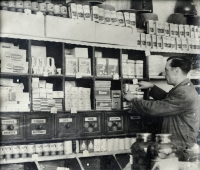 Oldřich Mudrák ve svém obchodě 1