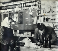 Oldřich Mudrák ve svém obchodě 2