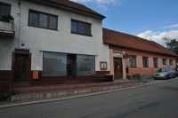 Pohled na dům a někdejší obchod