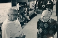 Petr Čech s Jindřichem Kolbenem vpravo v Elektroskanzenu, rok 2012