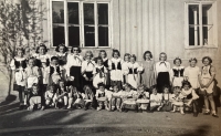 Jindřiška Šulcová na májové slavnosti v kroji, 1957