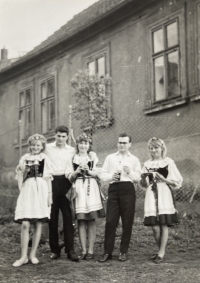 Jindřiška Šulcová na májové zábavě v kroji (uprostřed), 1967
