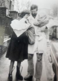 Ivan Spěvák s manželkou a miminkem na cestě z porodnice v březnu 1979