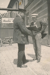 Fotografie dědečka Bubáka jako obecního slouhy