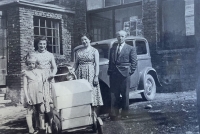 Rodina Grulichova - otec Vincenc, matka Marie, sestry Libuše a Květoslava, Malé Hradisko před č. p. 31, cca 1946