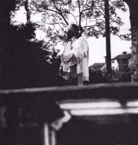 Svěcení křížku na zahradě rodiny Janouškových, 11. května 1947