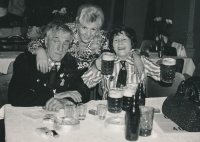 Marie Bílková v dospělosti s rodiči