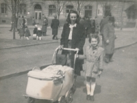 Vladimíra Čermáková s maminkou a bratrem, rok 1946