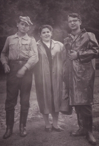 Tadeusz Wilk - harcer (polský skaut) s maminkou