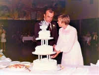 Bonnie a Josef Šedivcovi na snímku ze svatby v prostorách českého Sokola v Los Angeles